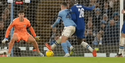 门将助攻前锋！离谱名场面